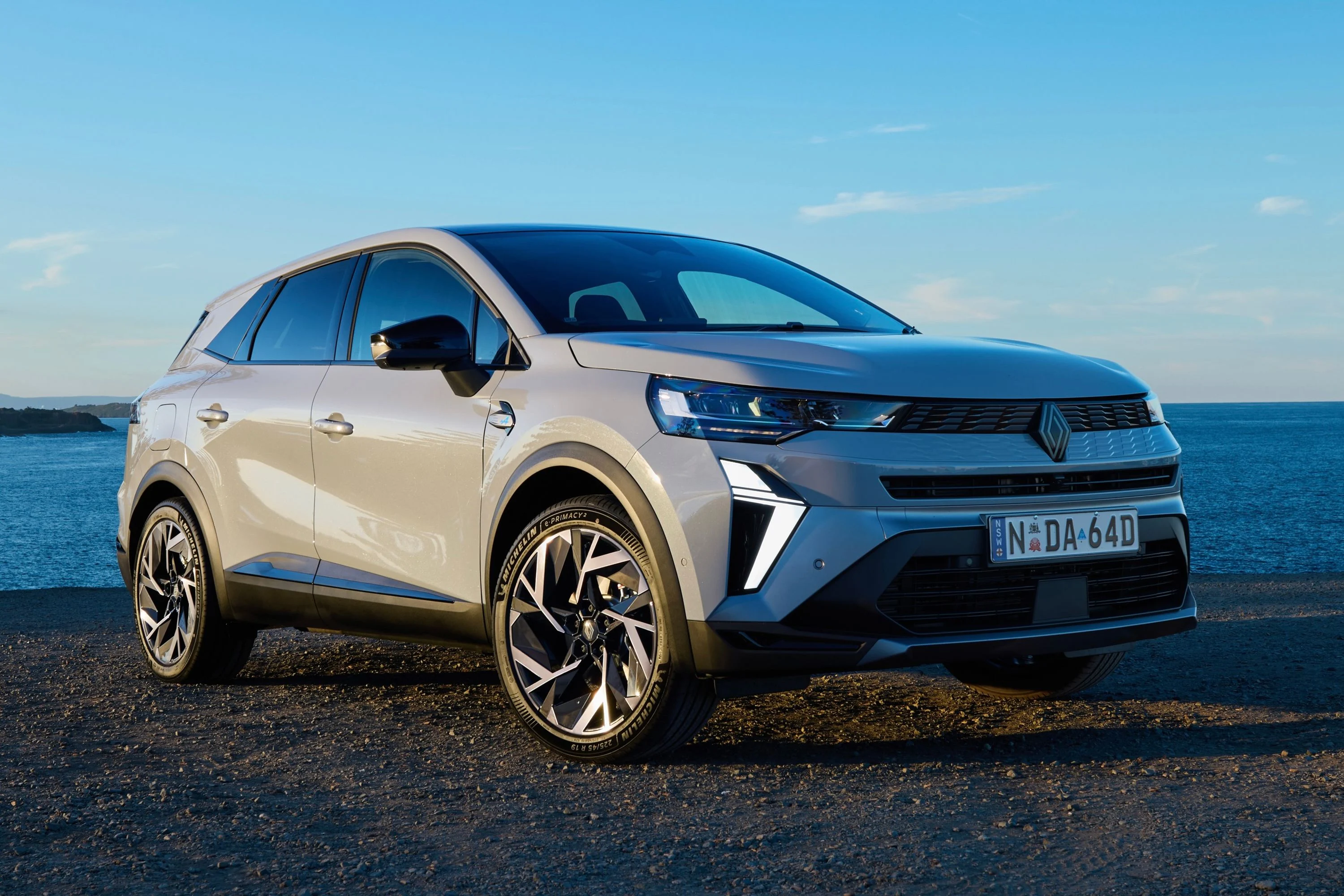 Renault Symbioz 2027 Türkiye’ye Gelecek mi? Hibrit SUV’un Özellikleri Renault Symbioz sürücü kabini ve multimedya ekranı