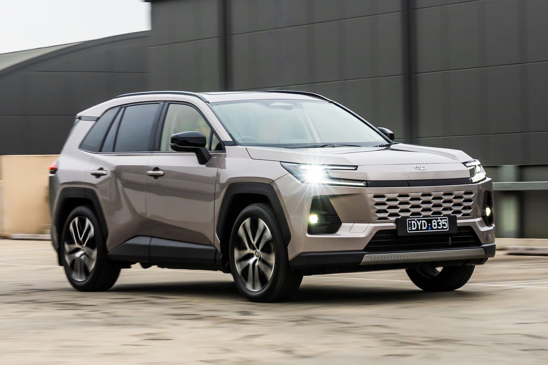 Toyota RAV4 Cruiser dış cephe ve ön görünüm