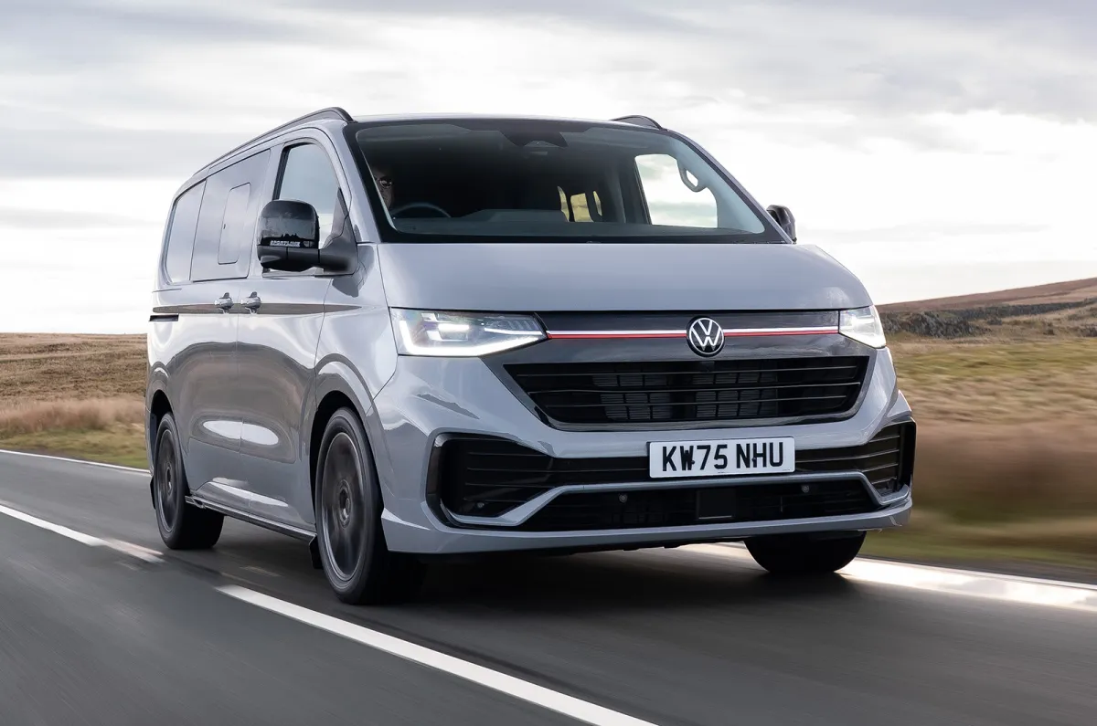 Yeni Volkswagen Transporter önden üç çeyrek görünüm