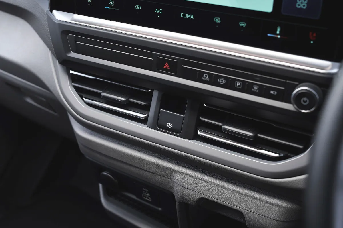 Volkswagen Transporter orta konsol ve klima kumandaları