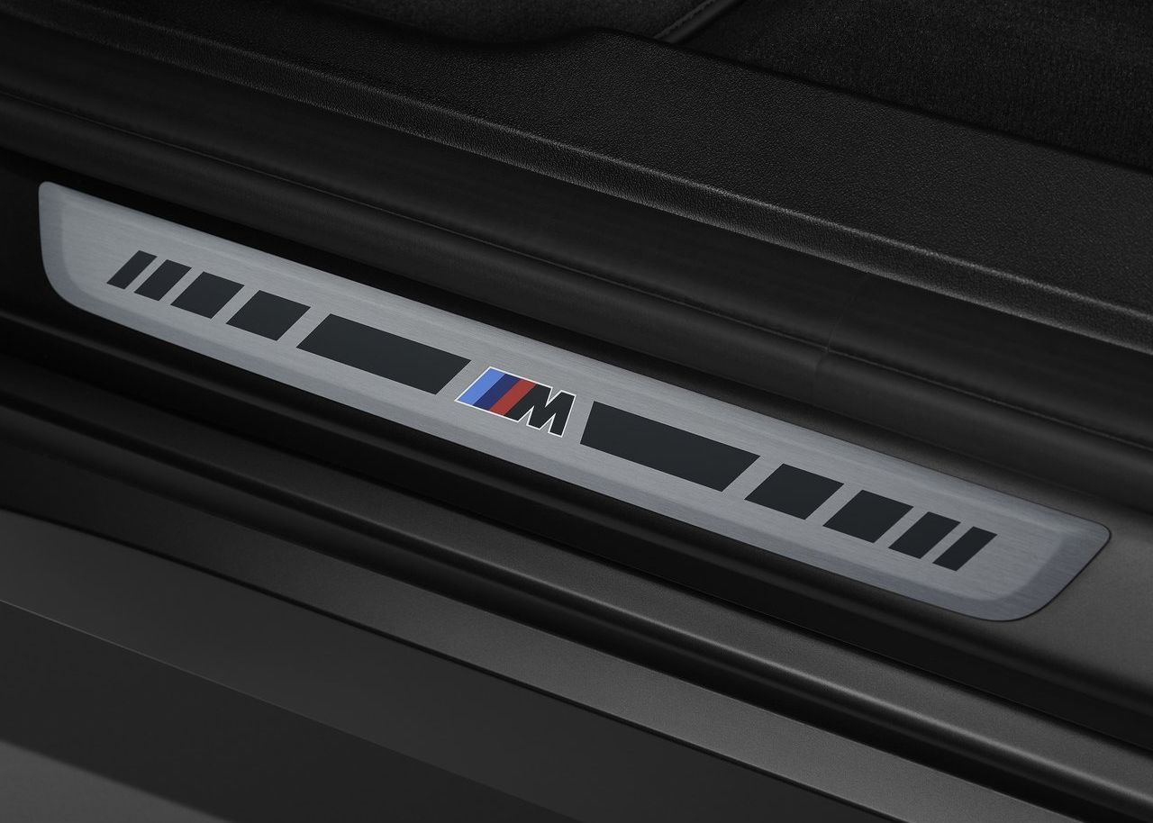 BMW X3 M50 iç mekân kapı eşiği ve M logosu