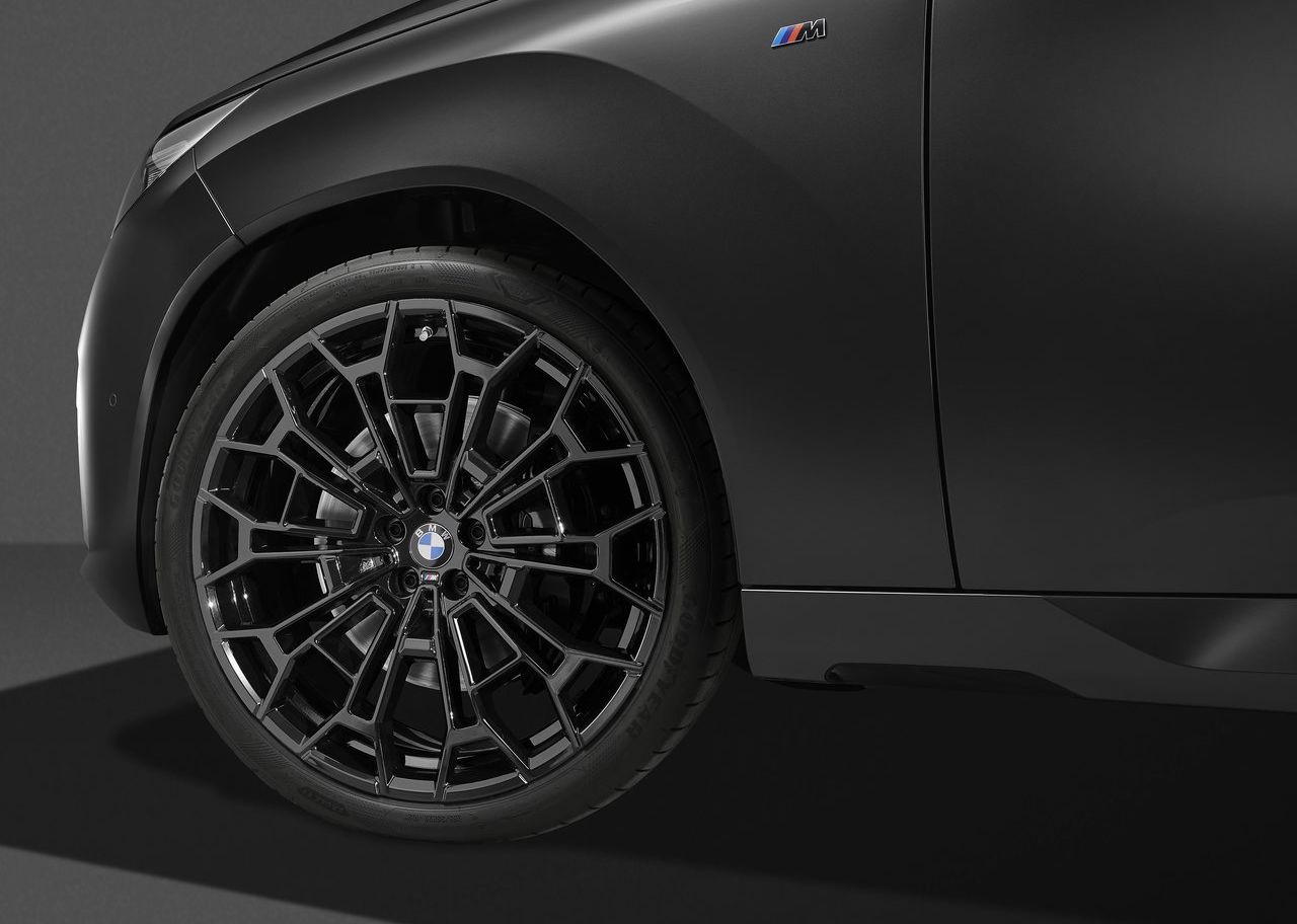 BMW X3 M50 siyah alaşım jant ve çamurluk detayı