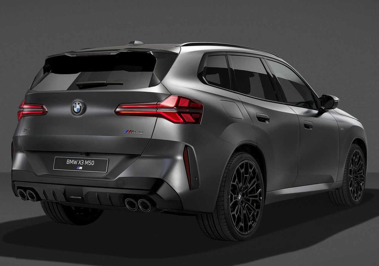BMW X3 M50 arka çapraz görünümü ve dört egzoz çıkışı