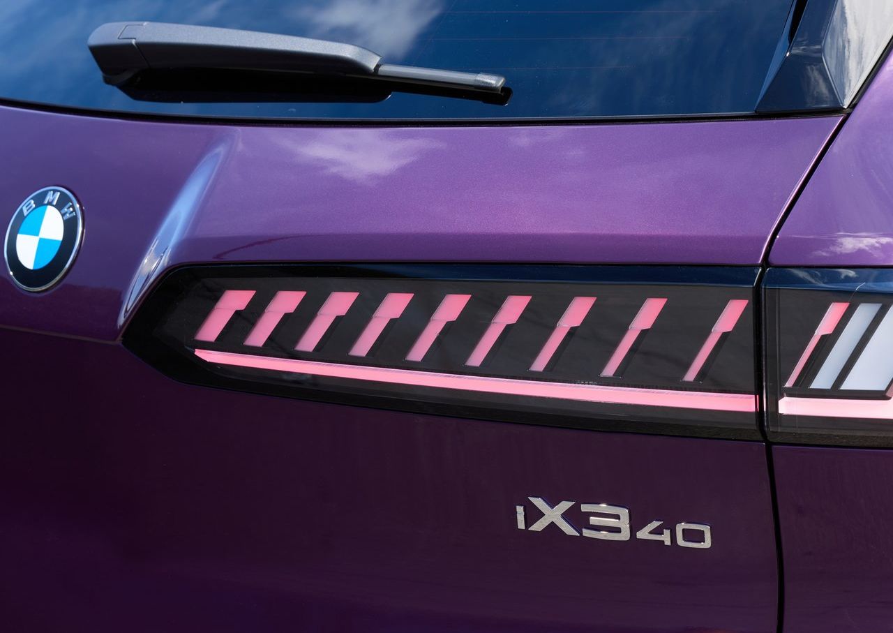 BMW iX3 40'ın arka aydınlatma ve bagaj kapağı detayı