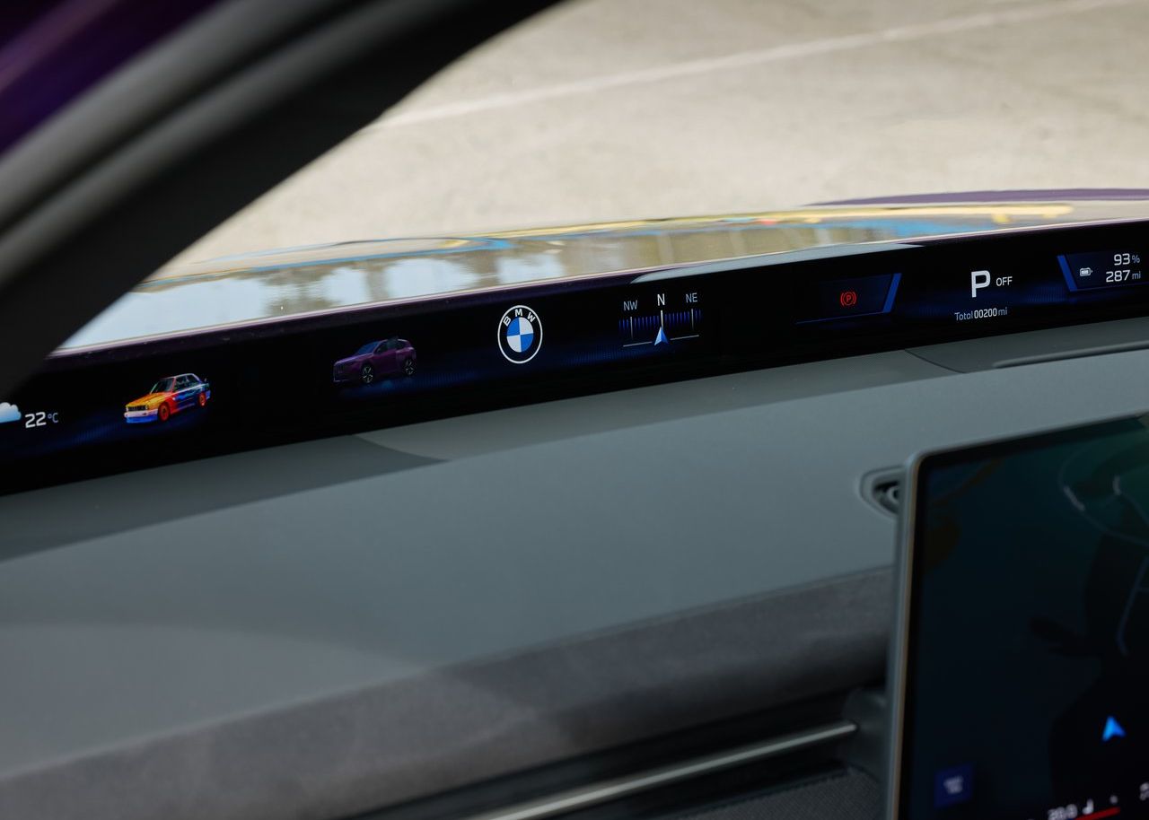 BMW iX3 40 kokpitinde ön cam boyunca uzanan Panoramic Vision bilgi alanı