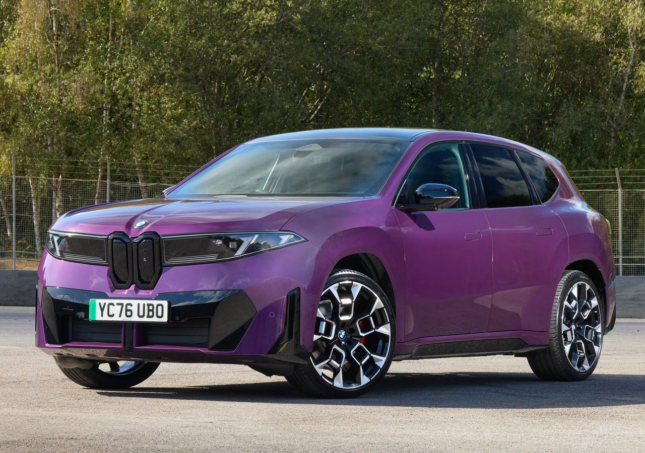 BMW iX3 40'ın önden üç çeyrek gövde görünümü