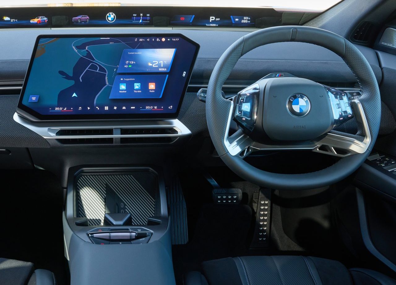 BMW iX3 40 kokpitinde direksiyon, ön panel ve merkezi ekran