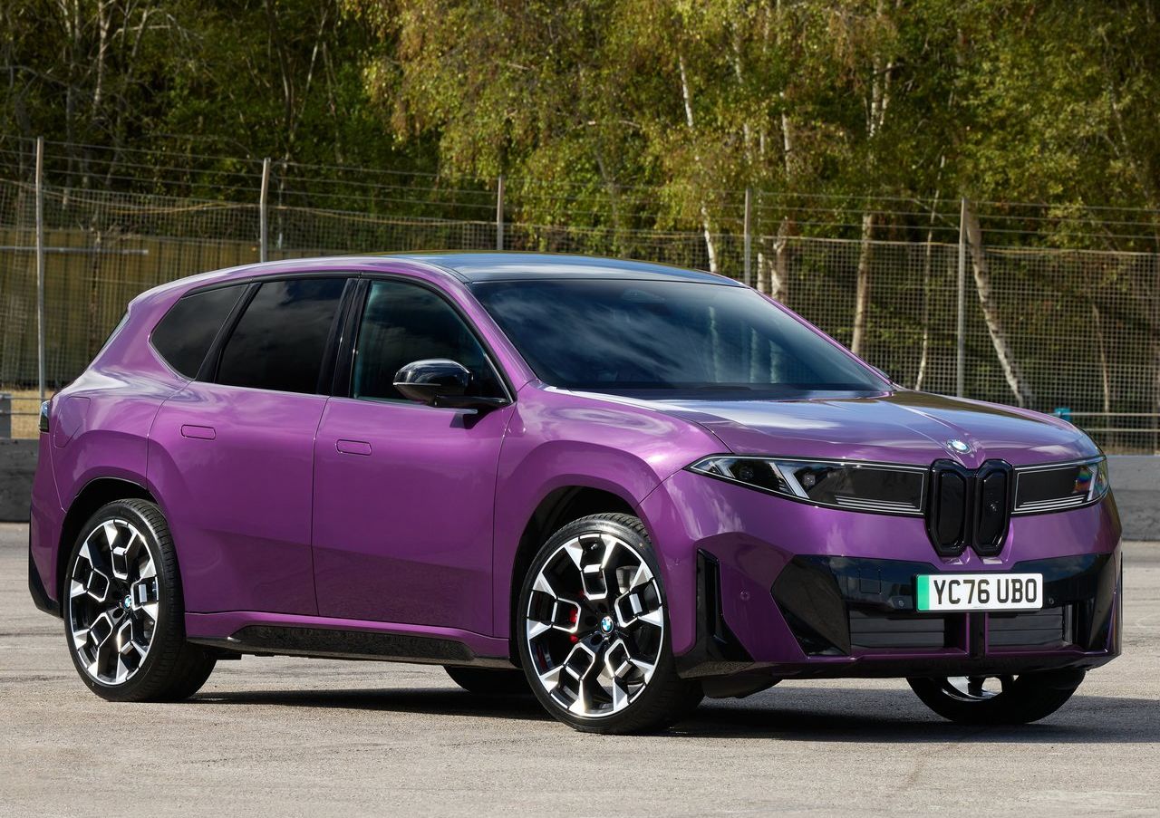BMW iX3 40 arka aydınlatma imzasının yakın planı