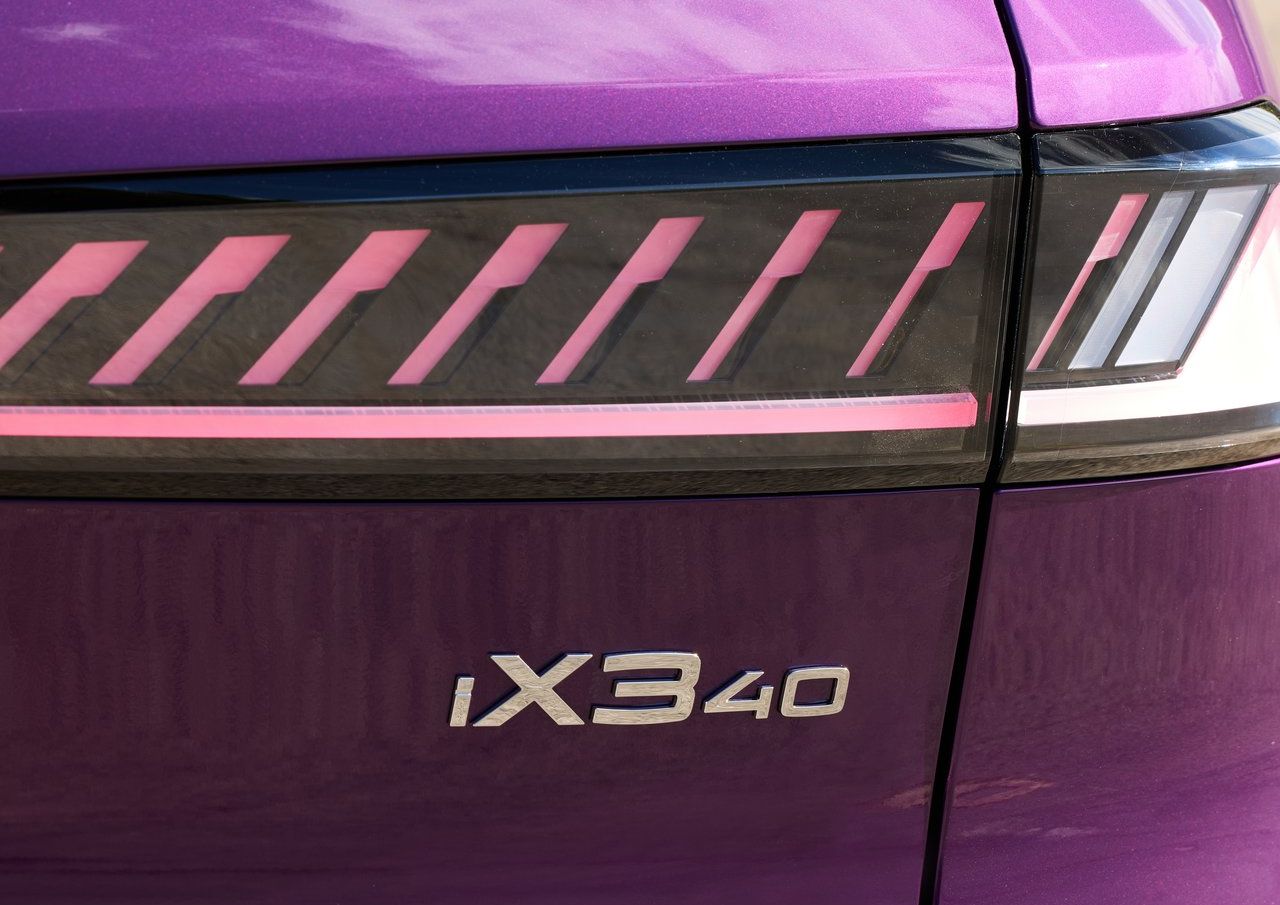 BMW iX3 40 arka bölüm ve stop lambası detayı