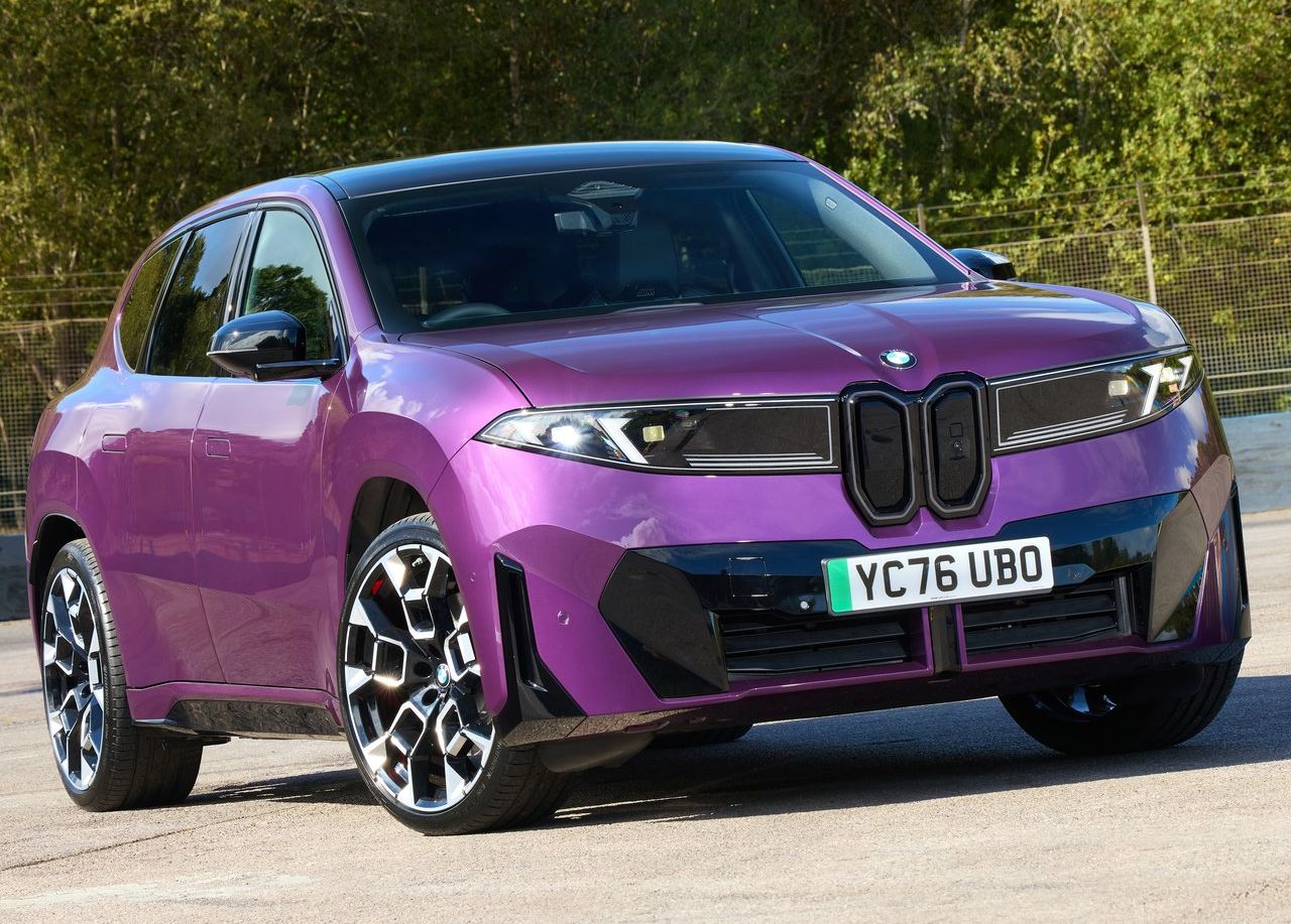 BMW iX3 40'ın ön ve yan gövde görünümü