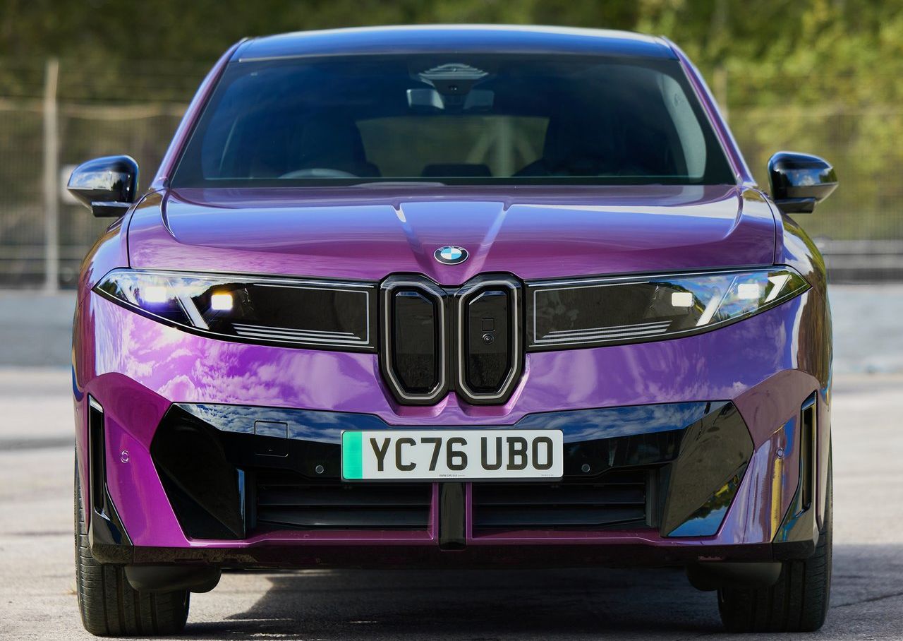 BMW iX3 40'ın önden görünümü ve aydınlatma imzası