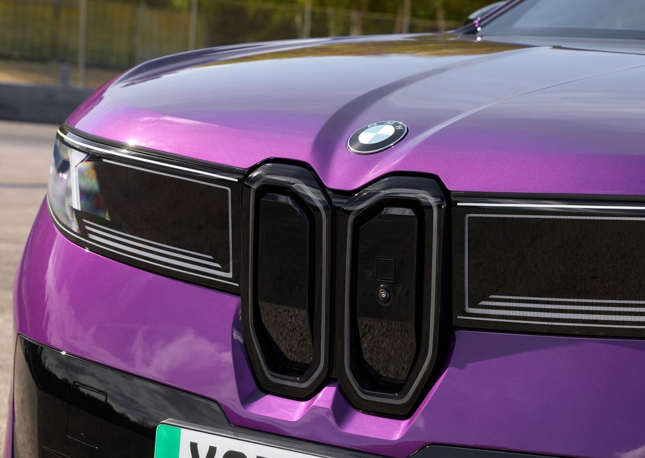 BMW iX3 40'ın yeniden yorumlanan ön böbrek ızgarasına yakın plan