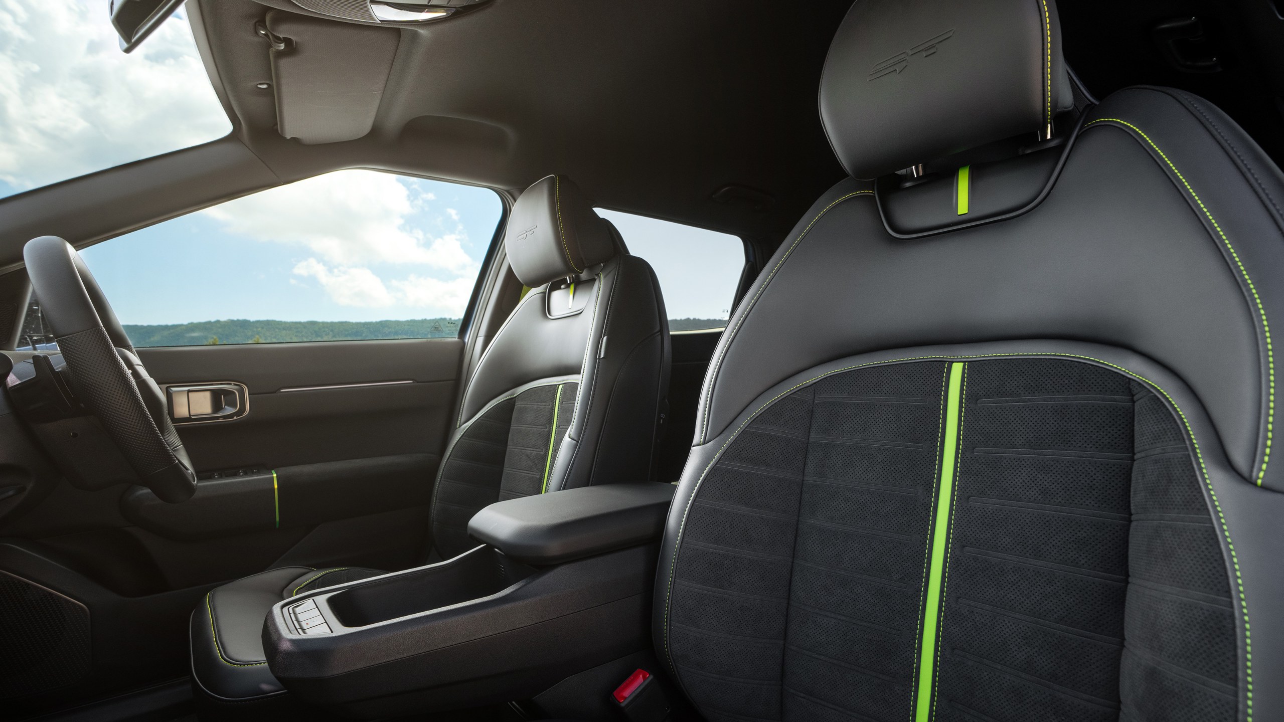Kia EV4 GT’nin sportif ön koltukları ve yeşil şeritleri