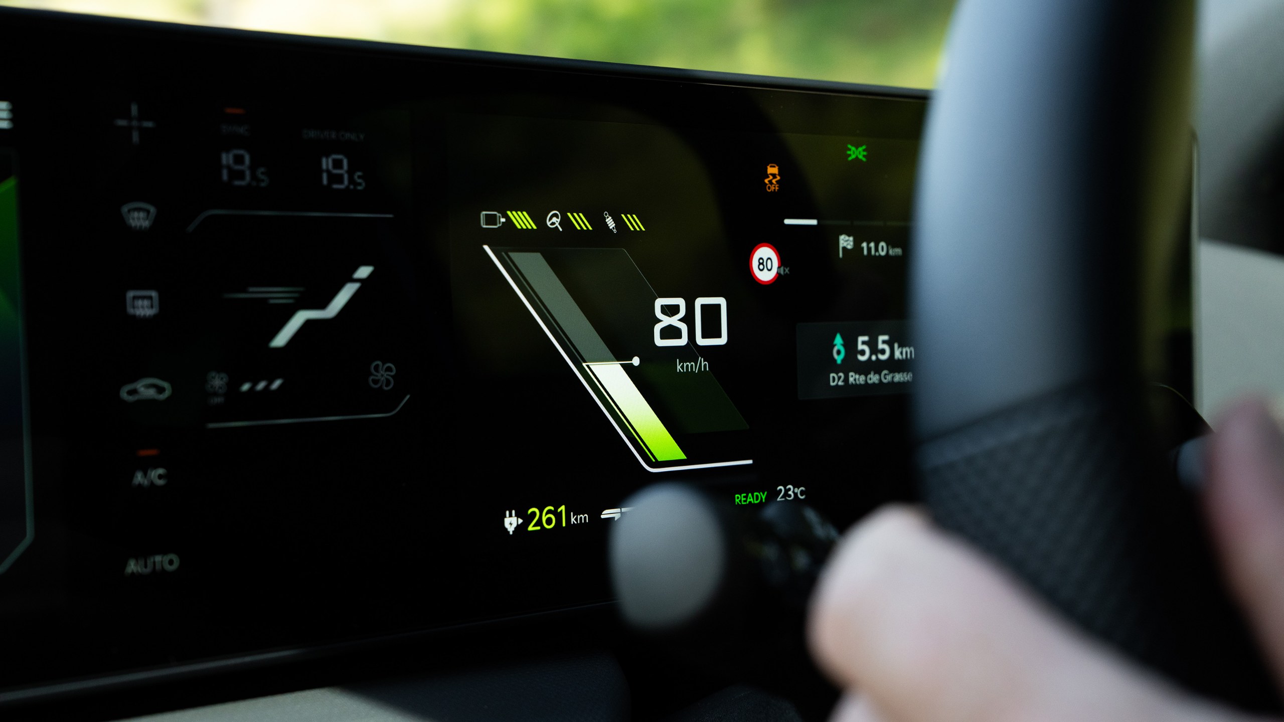 Kia EV4 GT sürücü ekranında GT sürüş grafikleri