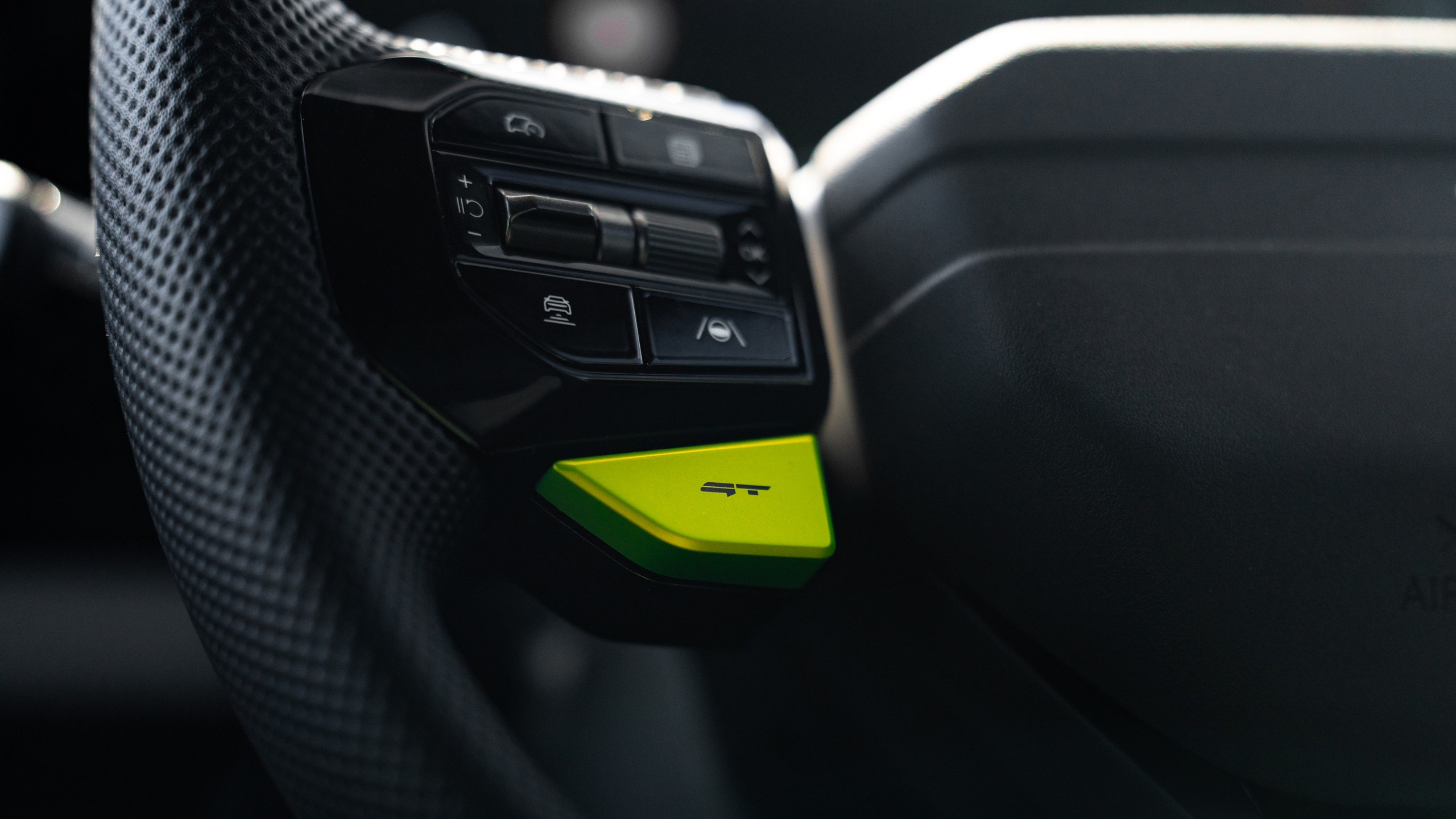 Kia EV4 GT direksiyonundaki GT modu düğmesi