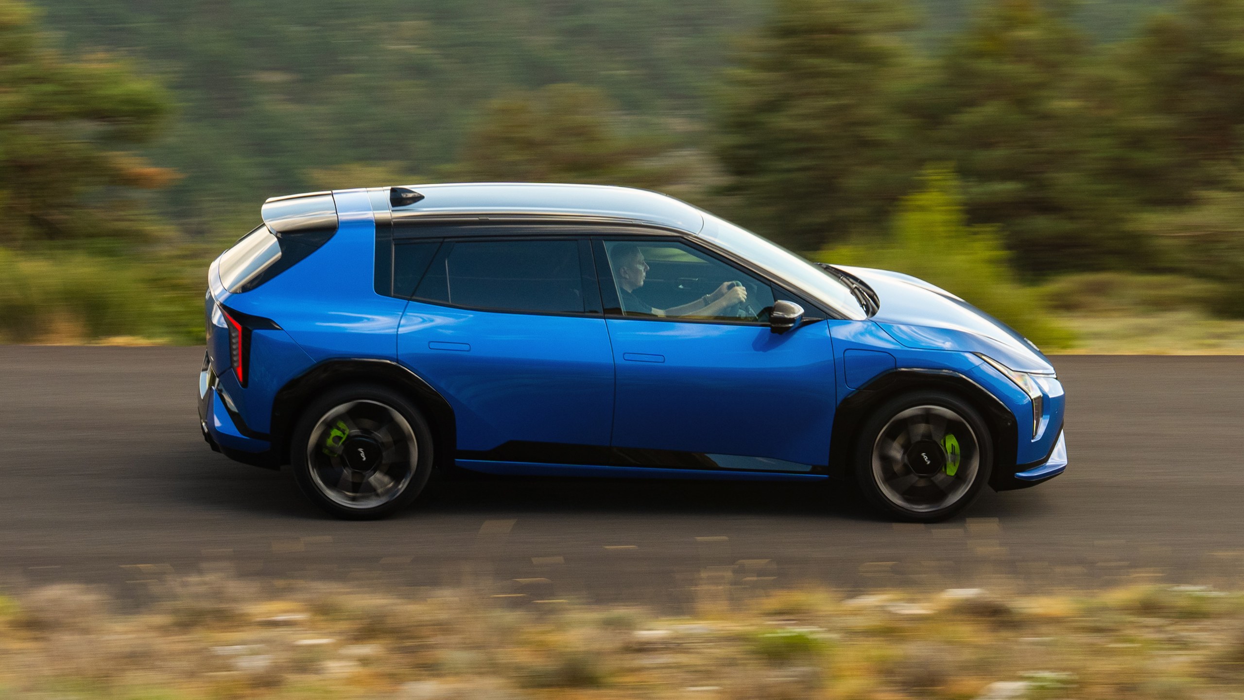 Kia EV4 GT’nin yolda görünen yan profili