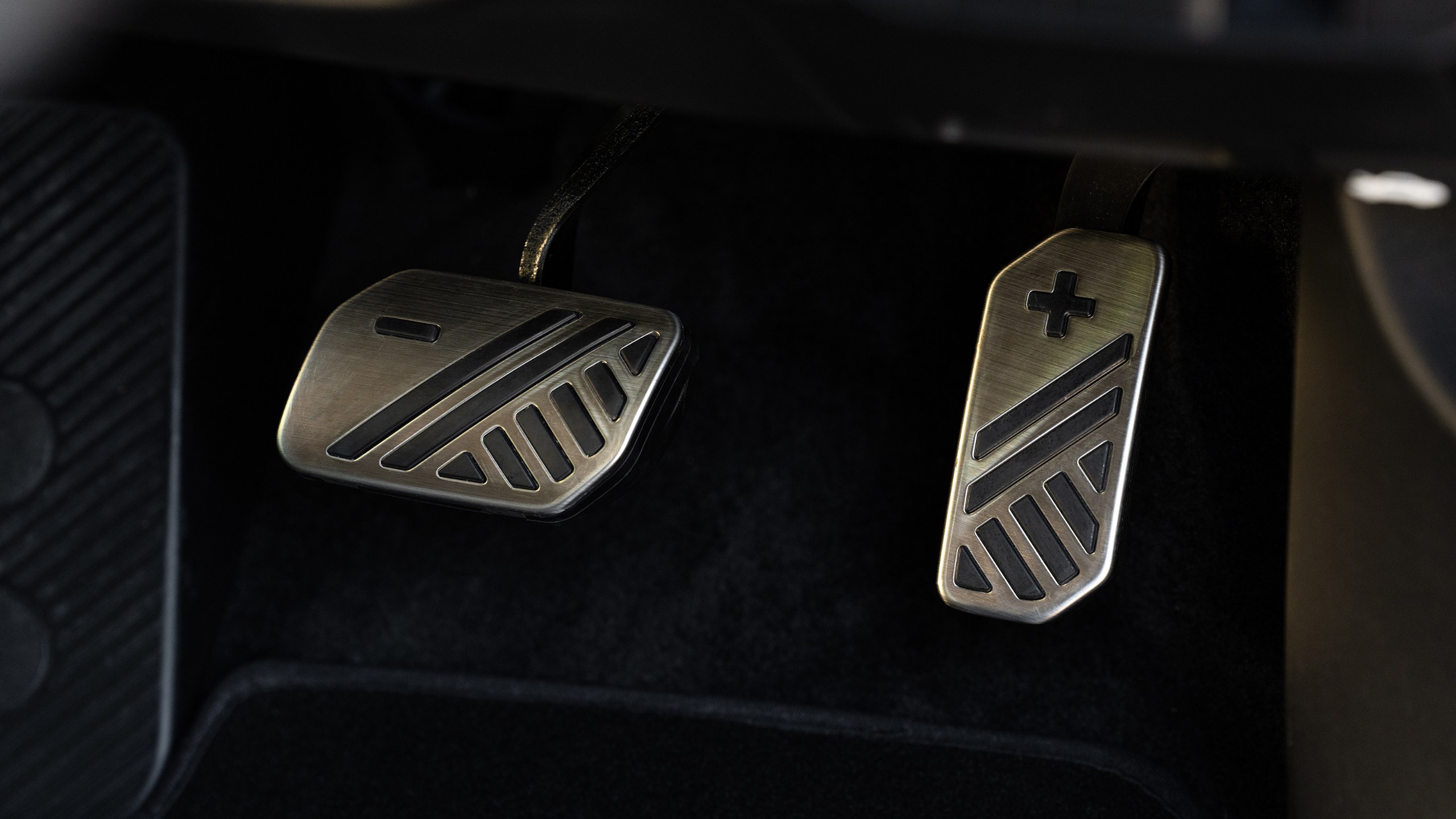 Kia EV4 GT metal görünümlü pedal seti