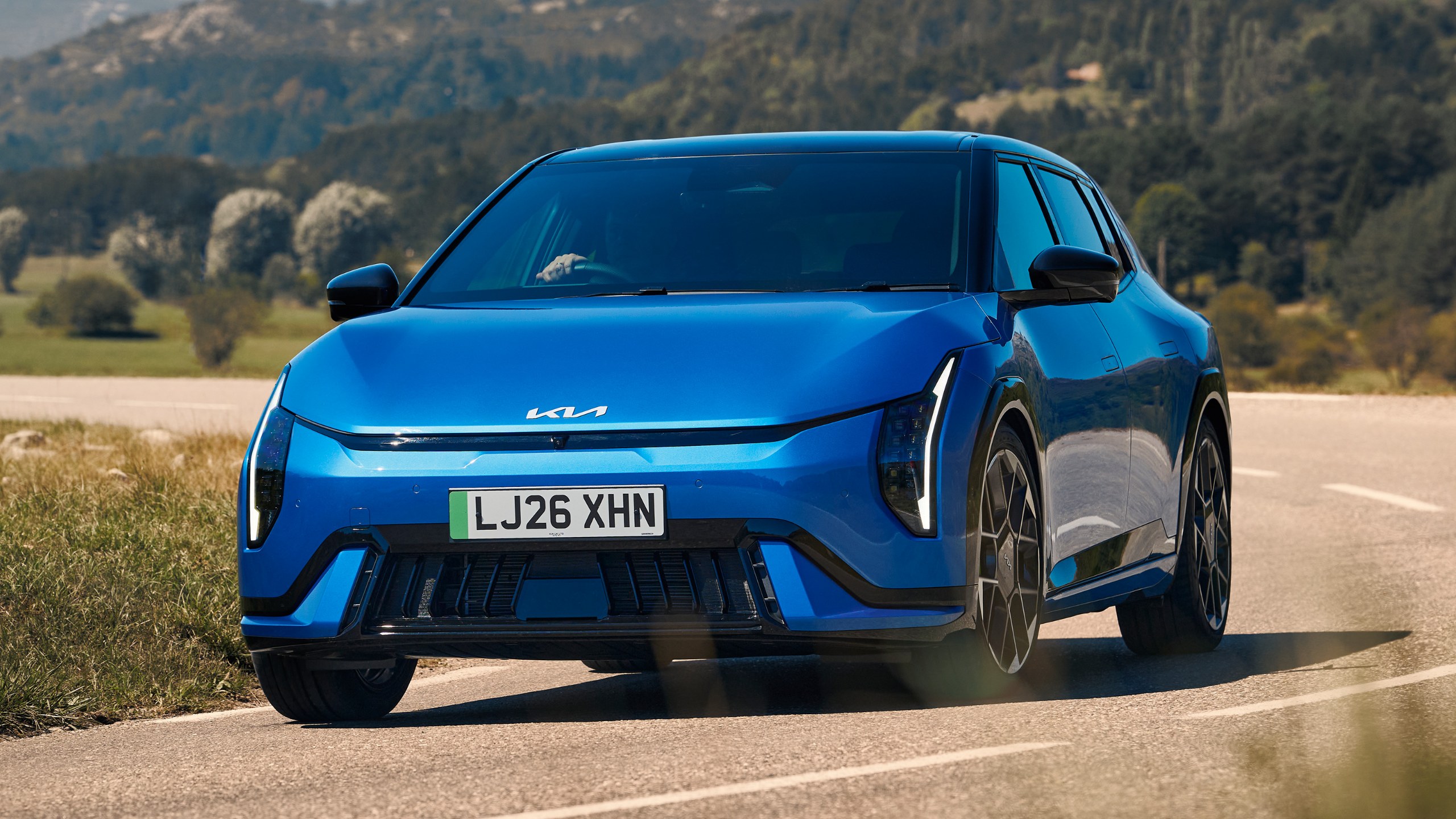 Kia EV4 GT’nin arka tasarımı açık havada