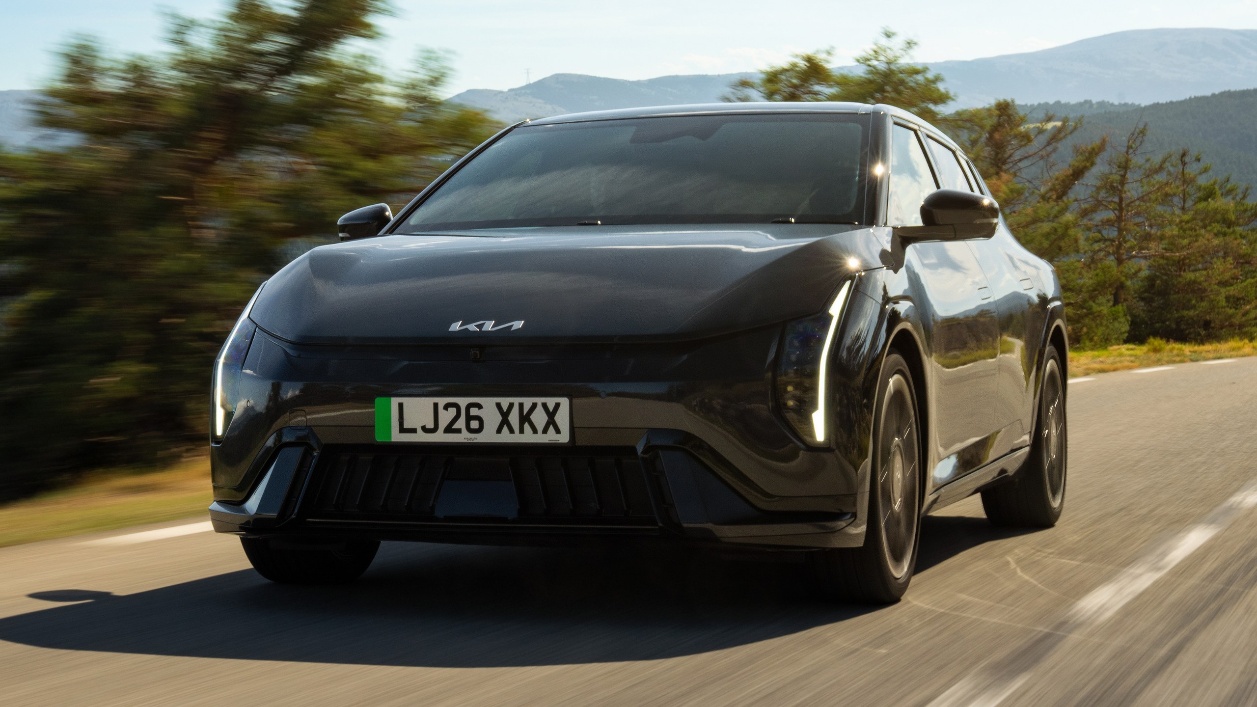 Kia EV4 GT’nin ön üç çeyrek açıdan görünümü
