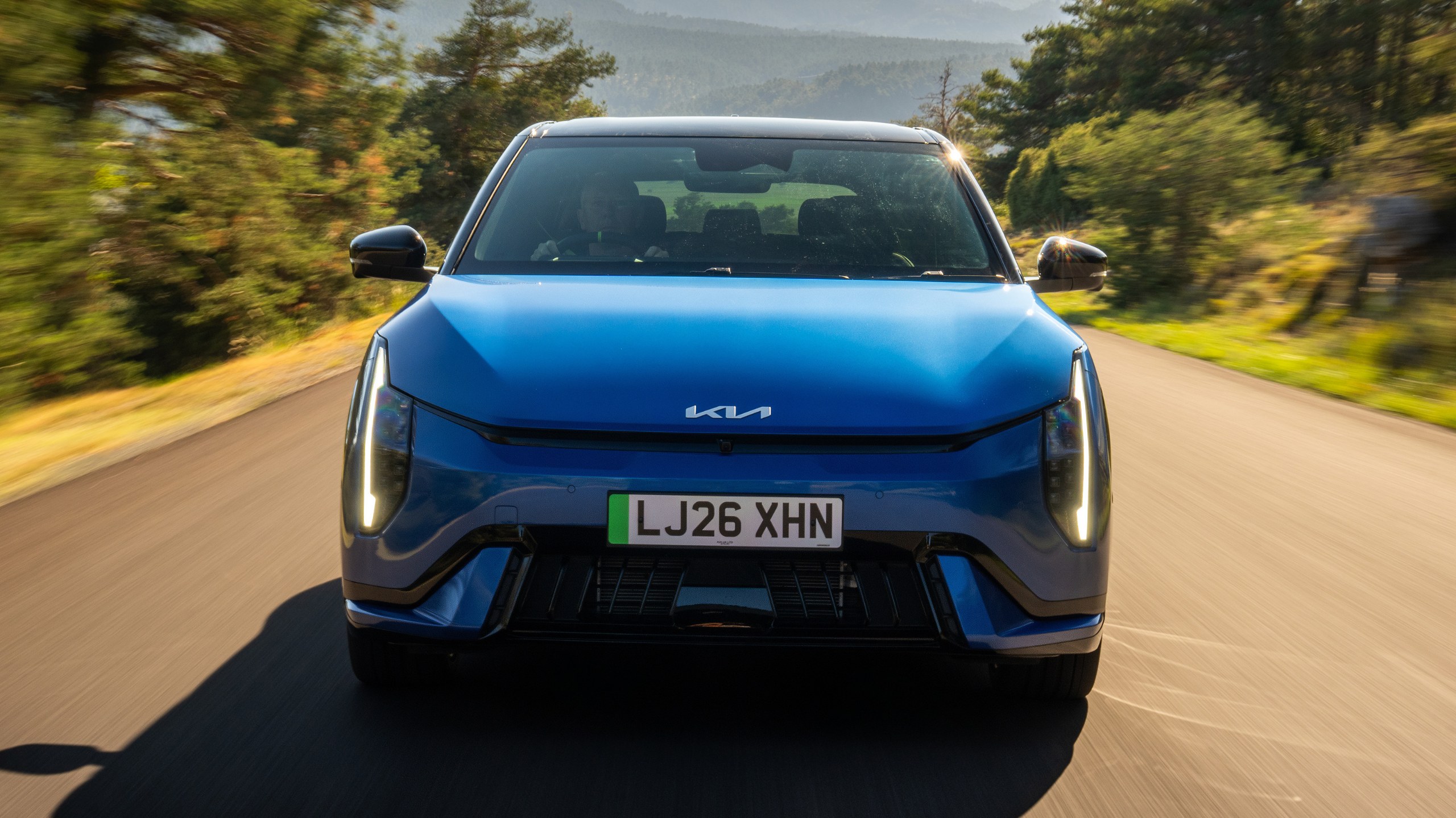 Kia EV4 GT’nin önden görünümü ve dikey far tasarımı