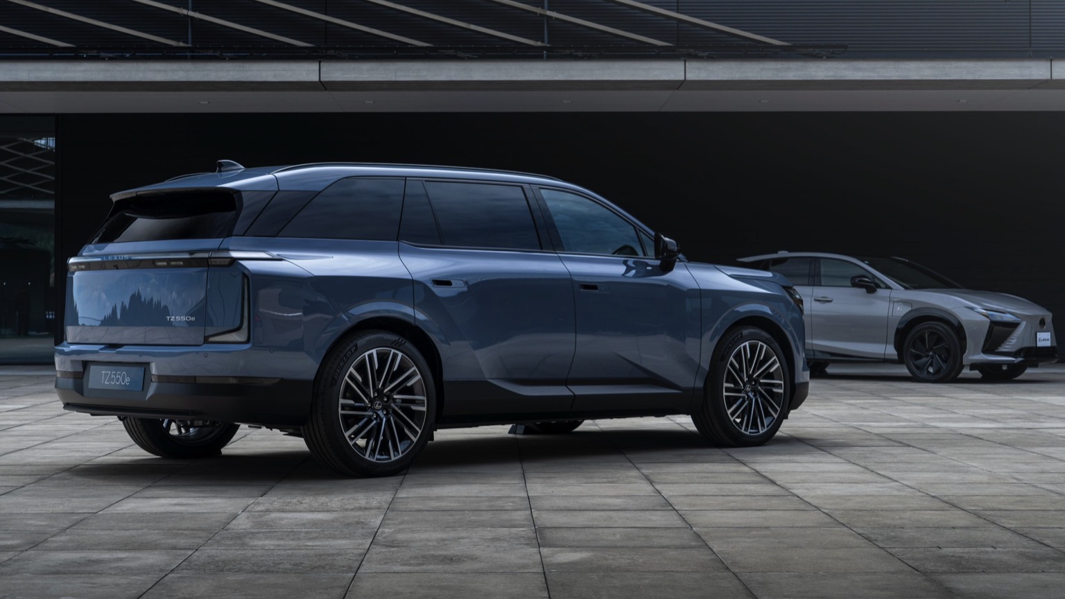 Lexus TZ 450e Standard Range Türkiye’ye Gelecek mi? 6 Kişilik SUV Lexus TZ ön görünüm ve kapalı elektrikli ön yüz